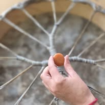 Consécration du tambour : une pierre déposée au cœur du laçage